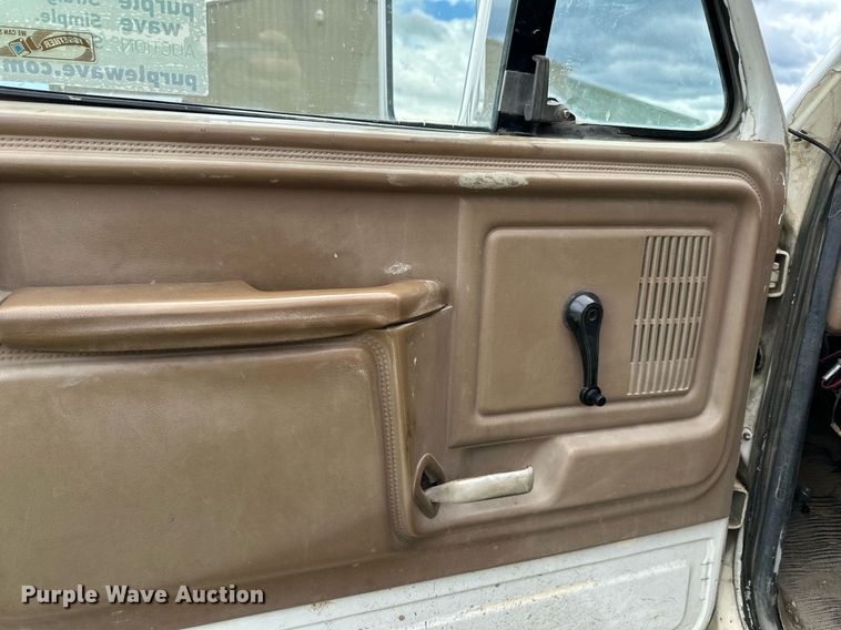 image for item DS2222 1990 Ford F700  dump truck