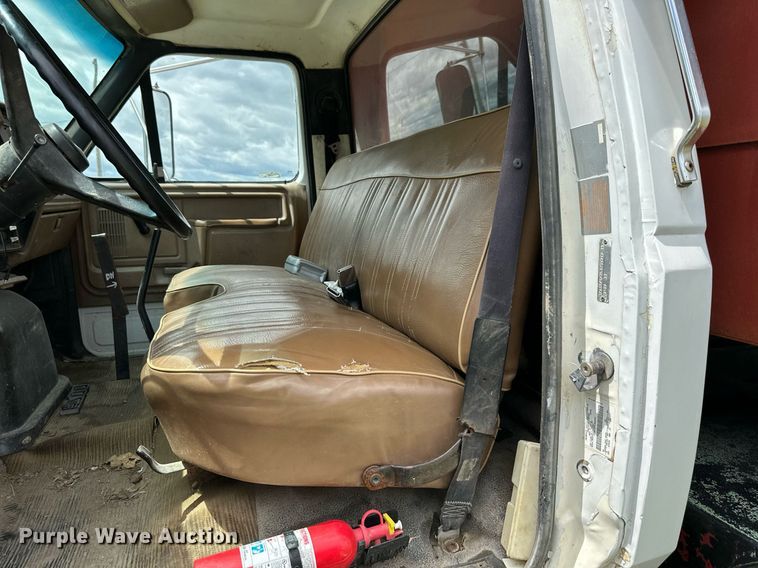 image for item DS2222 1990 Ford F700  dump truck