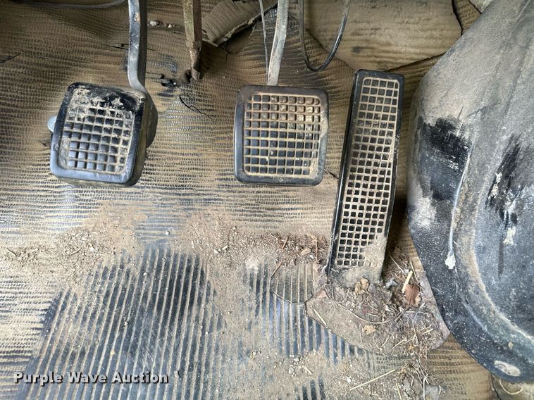 image for item DS2222 1990 Ford F700  dump truck