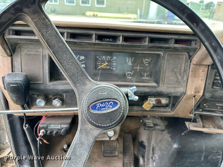 image for item DS2222 1990 Ford F700  dump truck