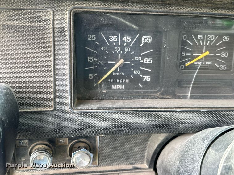 image for item DS2222 1990 Ford F700  dump truck