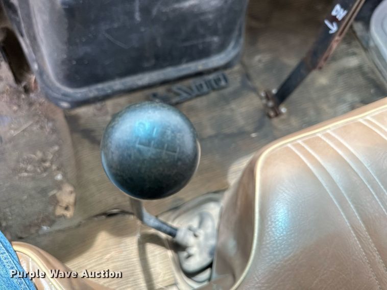 image for item DS2222 1990 Ford F700  dump truck