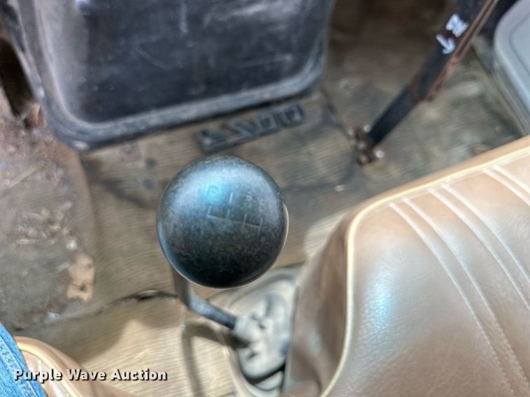 image for item DS2222 1990 Ford F700  dump truck