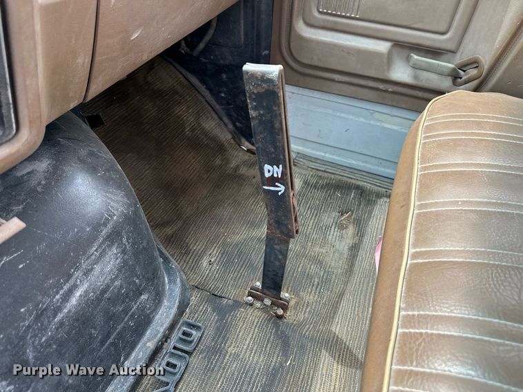 image for item DS2222 1990 Ford F700  dump truck