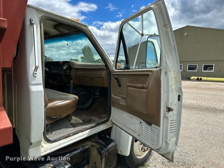 image for item DS2222 1990 Ford F700  dump truck