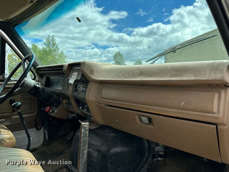 image for item DS2222 1990 Ford F700  dump truck