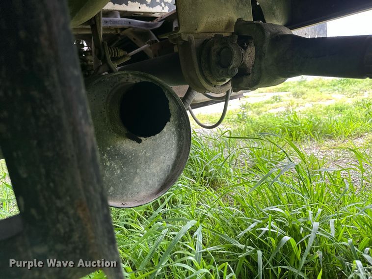 image for item DS2222 1990 Ford F700  dump truck