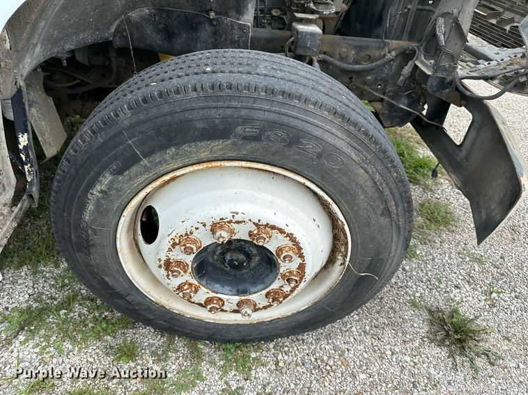 image for item DS2222 1990 Ford F700  dump truck