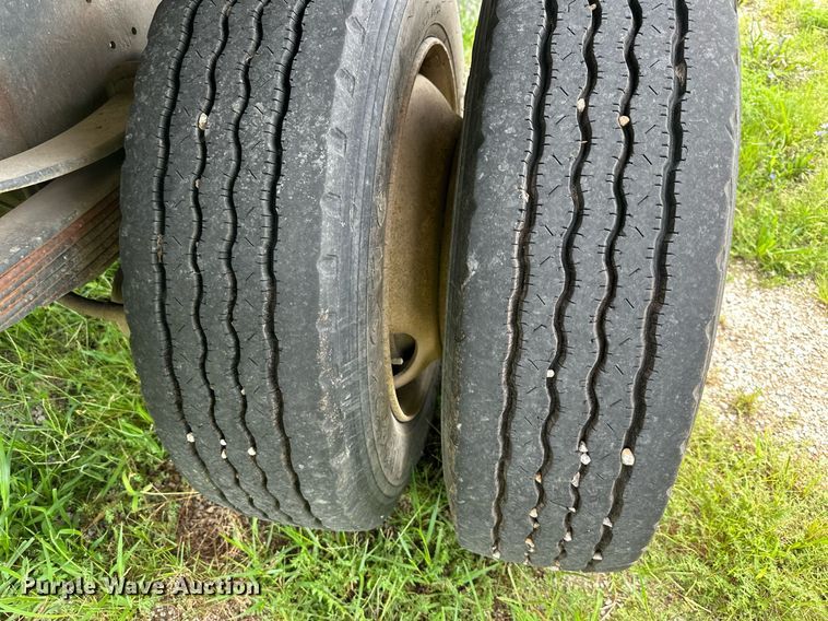 image for item DS2222 1990 Ford F700  dump truck