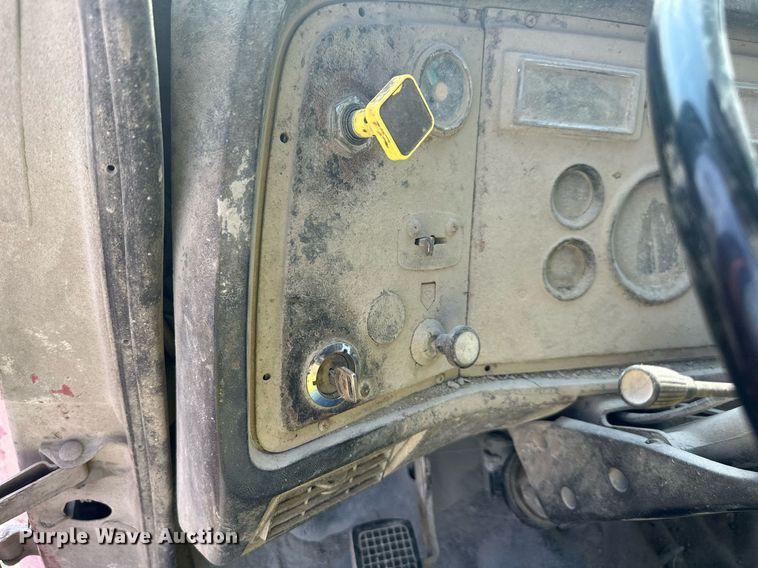 image for item DS2237 1997 Ford LT8000  volumetric ready mix truck