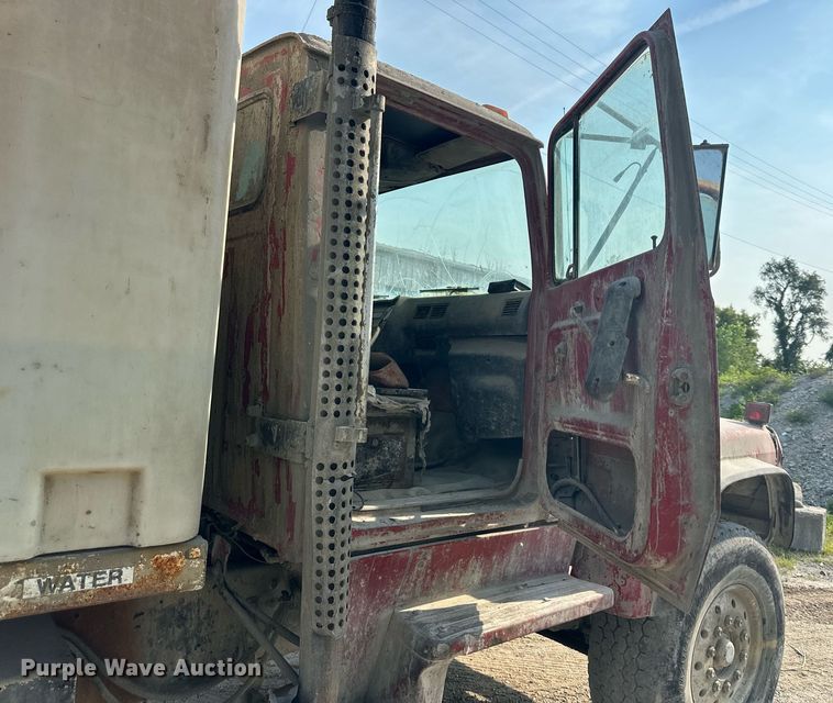 image for item DS2237 1997 Ford LT8000  volumetric ready mix truck