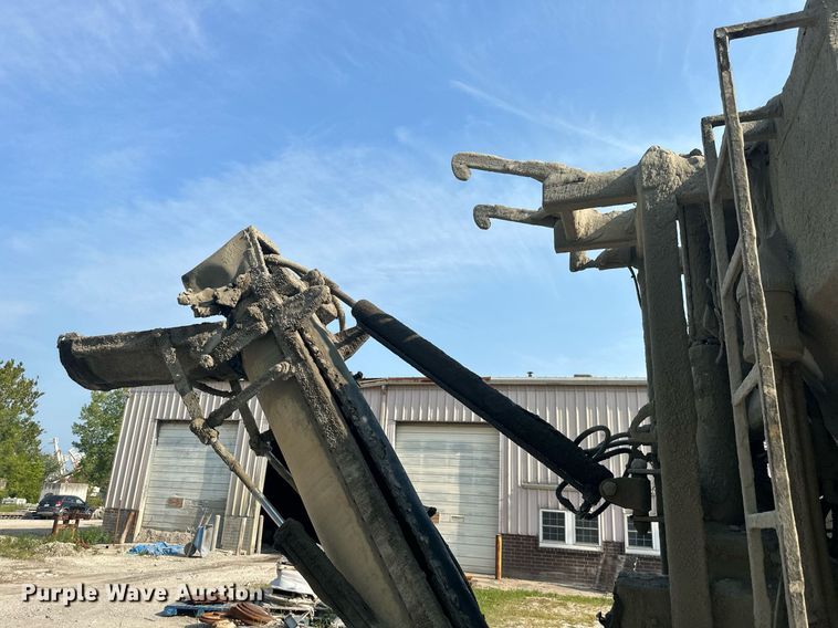 image for item DS2237 1997 Ford LT8000  volumetric ready mix truck