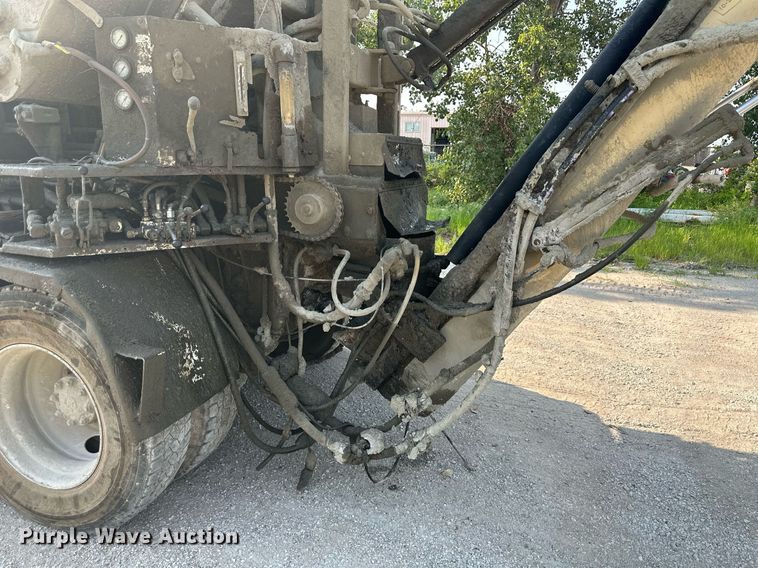 image for item DS2237 1997 Ford LT8000  volumetric ready mix truck