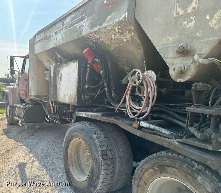 image for item DS2237 1997 Ford LT8000  volumetric ready mix truck