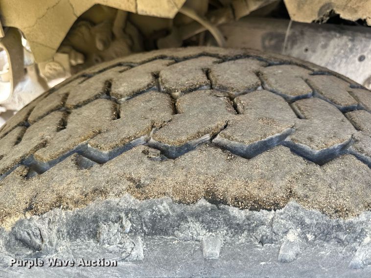 image for item DS2237 1997 Ford LT8000  volumetric ready mix truck