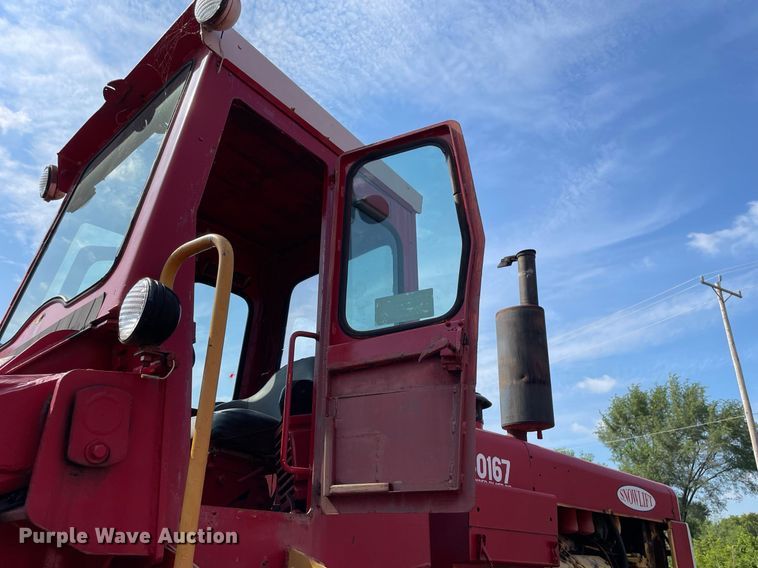 image for item DS8779 International Harvester H90  wheel loader