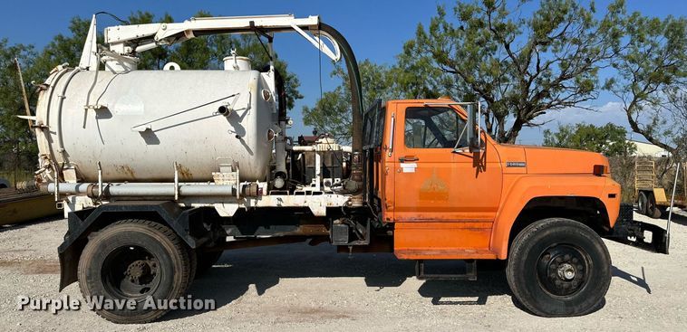image for item KM9818 1986 Ford F8000  vacuum truck