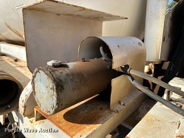 image for item KM9818 1986 Ford F8000  vacuum truck