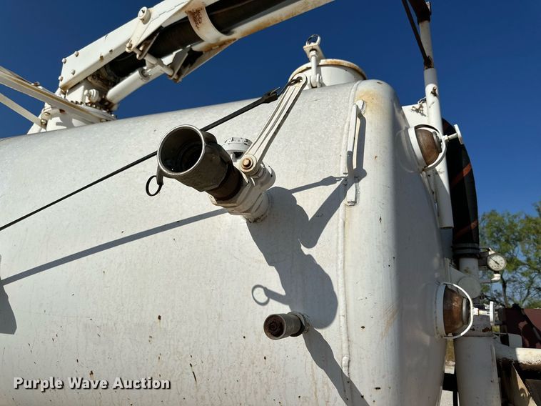 image for item KM9818 1986 Ford F8000  vacuum truck