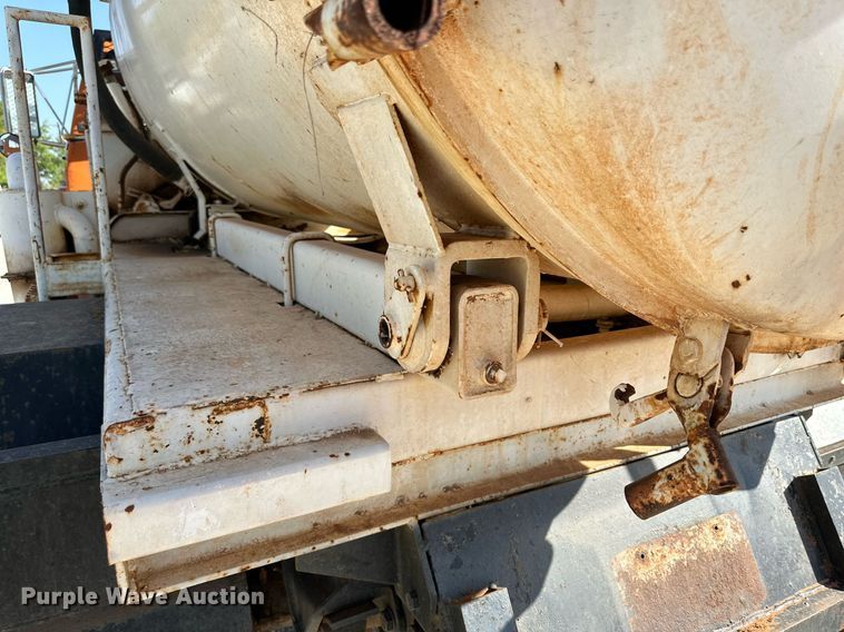 image for item KM9818 1986 Ford F8000  vacuum truck