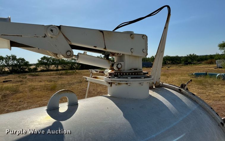 image for item KM9818 1986 Ford F8000  vacuum truck