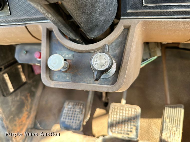 image for item KM9818 1986 Ford F8000  vacuum truck