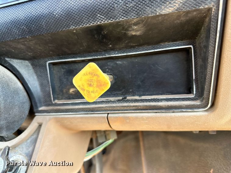 image for item KM9818 1986 Ford F8000  vacuum truck