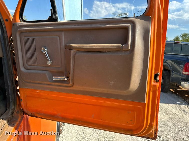 image for item KM9818 1986 Ford F8000  vacuum truck