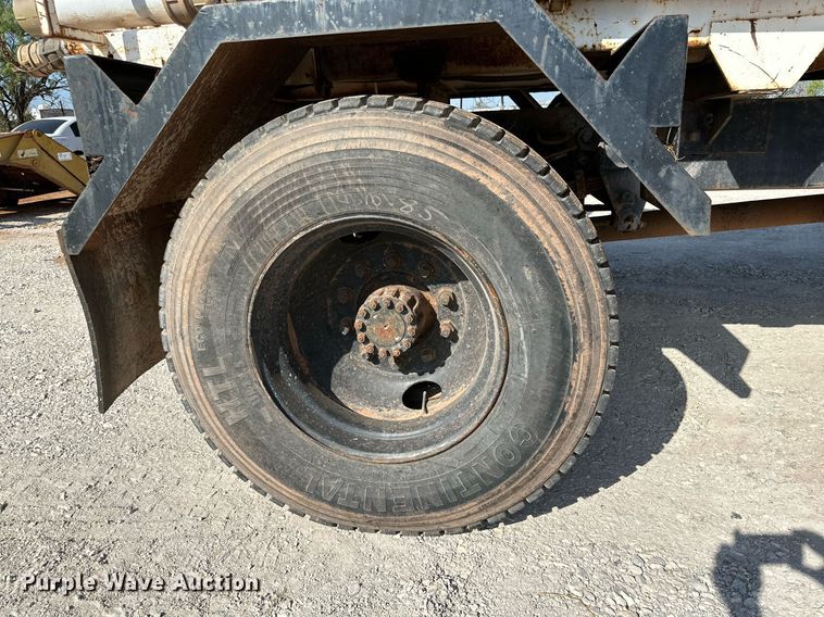 image for item KM9818 1986 Ford F8000  vacuum truck