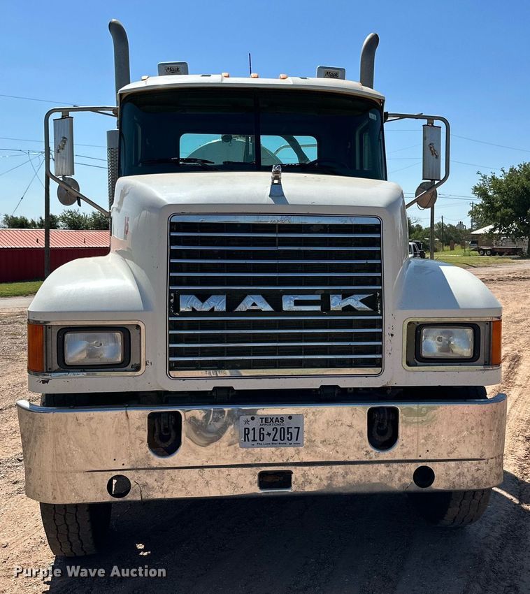 image for item KM9819 2007 Mack CHN613  semi truck