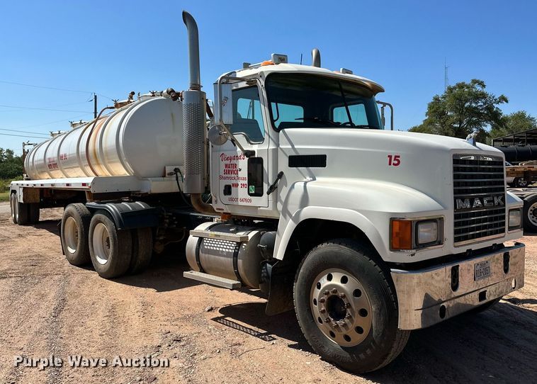 image for item KM9819 2007 Mack CHN613  semi truck