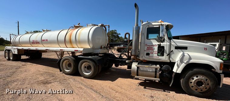 image for item KM9819 2007 Mack CHN613  semi truck