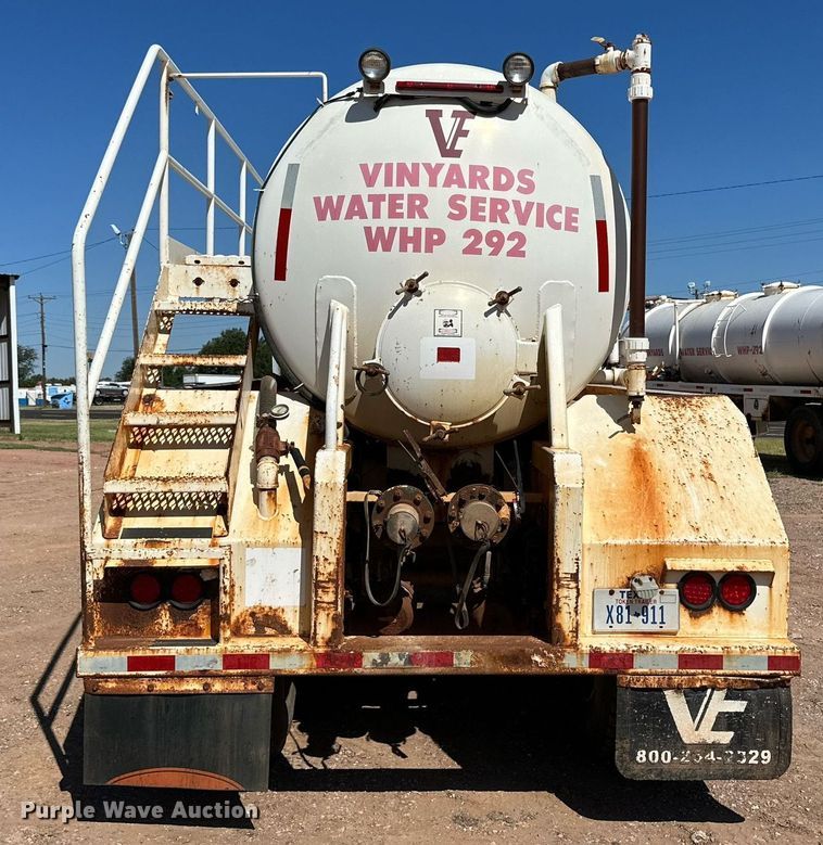 image for item KM9819 2007 Mack CHN613  semi truck