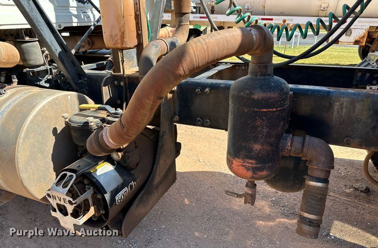 image for item KM9819 2007 Mack CHN613  semi truck