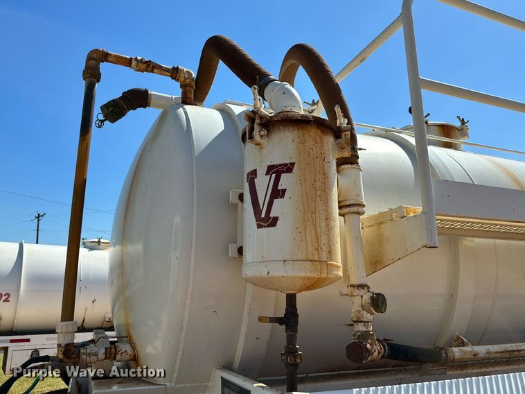 image for item KM9819 2007 Mack CHN613  semi truck