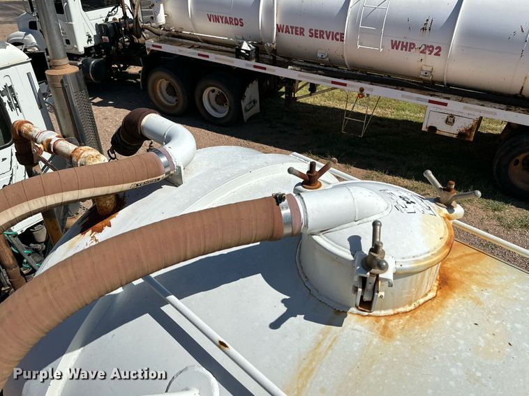 image for item KM9819 2007 Mack CHN613  semi truck