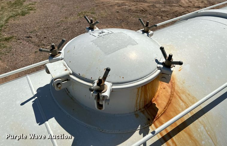 image for item KM9819 2007 Mack CHN613  semi truck