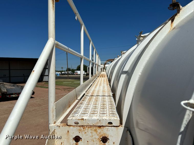 image for item KM9819 2007 Mack CHN613  semi truck