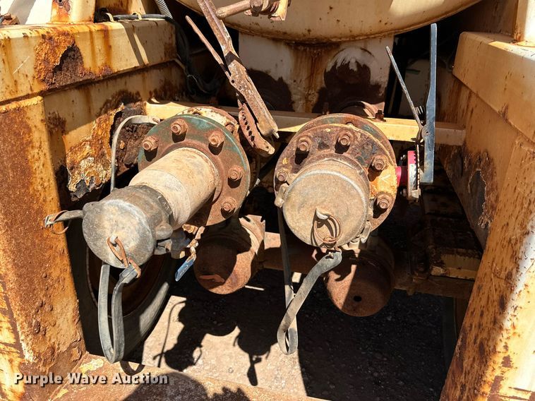 image for item KM9819 2007 Mack CHN613  semi truck