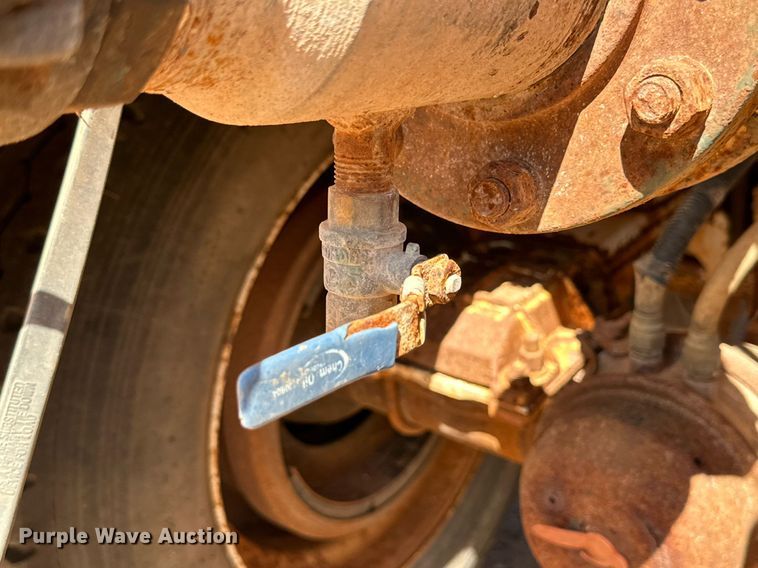 image for item KM9819 2007 Mack CHN613  semi truck