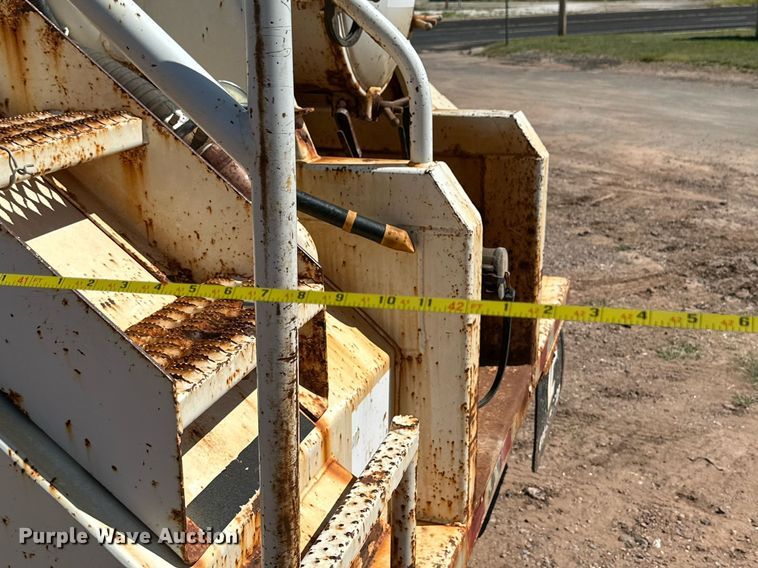 image for item KM9819 2007 Mack CHN613  semi truck