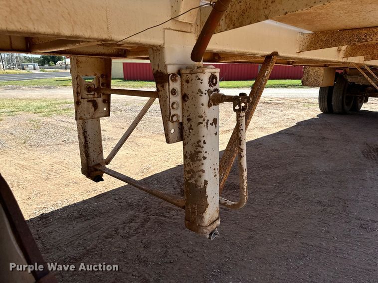 image for item KM9819 2007 Mack CHN613  semi truck