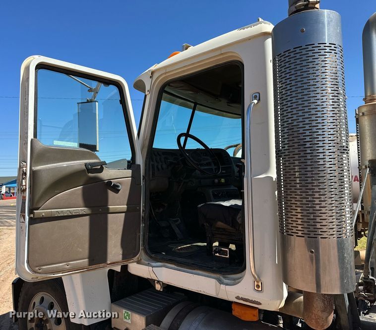 image for item KM9819 2007 Mack CHN613  semi truck