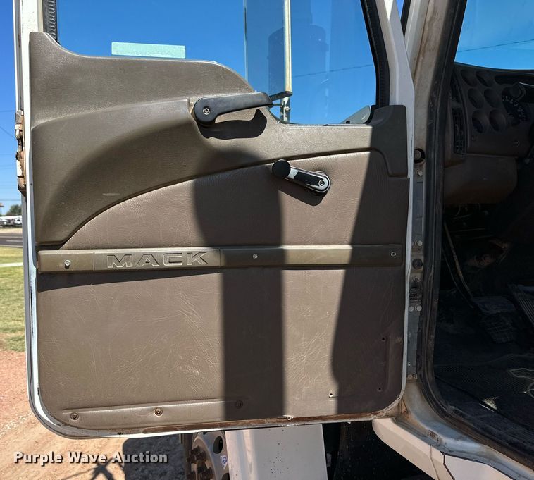 image for item KM9819 2007 Mack CHN613  semi truck