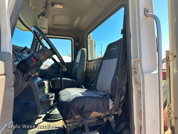 image for item KM9819 2007 Mack CHN613  semi truck