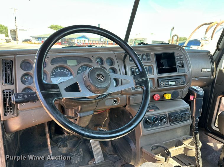 image for item KM9819 2007 Mack CHN613  semi truck