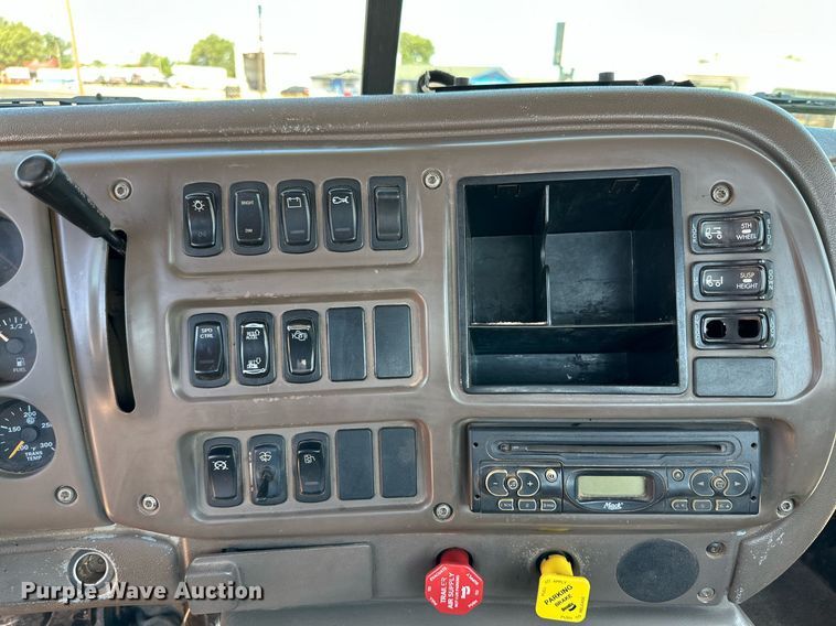 image for item KM9819 2007 Mack CHN613  semi truck