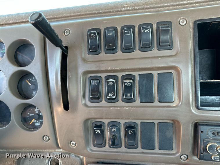 image for item KM9819 2007 Mack CHN613  semi truck