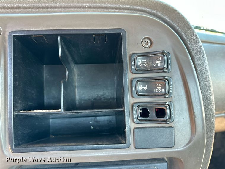 image for item KM9819 2007 Mack CHN613  semi truck