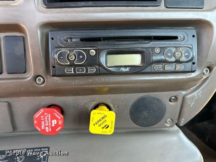 image for item KM9819 2007 Mack CHN613  semi truck